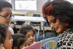 Drag queens se fantasiam e incentivam crianças a serem transformistas, nos EUA