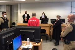 Homem que esfaqueou ex-mulher a caminho da igreja pega 12 anos