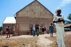 Destruída em ataque do Boko Haram, igreja na Nigéria é reerguida