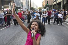 "Pastora mirim" Vitória de Deus canta e prega na Paulista e faz sucesso nas redes | Notícias Gospel
