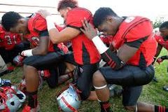 Treinador permite que atletas tenham momento de oração e é demitido, nos EUA