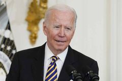 Biden assina ordem executiva pró-LGBT ameaçando liberdade religiosa