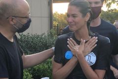 Ex-Miss Universo é batizada e testemunha sua fé: "Me senti atraída por Jesus"