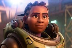 'Lightyear' da Disney com cena de beijo gay é banido em países muçulmanos