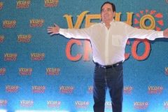 Autor da Globo critica beijo gay nas novelas: "Não pode ser uma aula para as crianças"