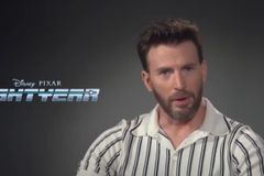 Chris Evans diz que ‘idiotas' que criticam beijo gay vão ‘morrer'