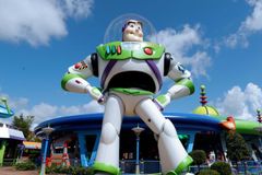 Filme “Lightyear” da Disney é banido de países muçulmanos por beijo gay