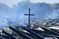 Cruz de igreja permanece em pé após incêndio destruir templo no Texas