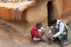 Pastor médico diz que caminhos estreitos nas montanhas não o impedem de atender aldeões