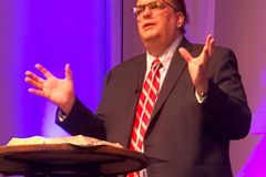 Médico é curado de câncer após igreja realizar vigílias de oração