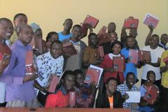 Ministério vai enviar 100 mil Bíblias de estudo para cristãos na África até 2028