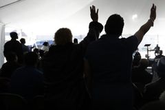 Igreja de 135 anos é destruída por tornado, mas fiéis cultuam sobre os escombros | Notícias Gospel