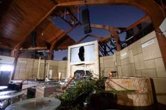 Tornado destrói igreja, mas milagrosamente cruz fica de pé | Notícias Gospel