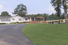 Igreja faz culto ao ar livre após templo ser destruído em incêndio: "Deus tem um plano" | Notícias Gospel