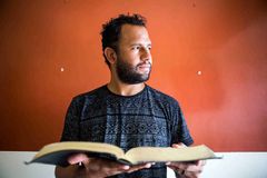 “Pastor” de esquerda diz que “leitura equivocada da Bíblia” condena LGBTs