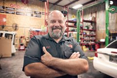 Pastor cria "garagem de Deus" e faz doação de carros para viúvas e mães solteiras