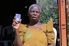 Idosa de 77 anos implanta igrejas em Uganda usando Bíblia em áudio