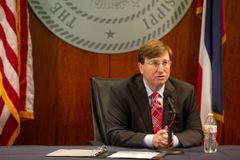 Governador do Mississippi decreta dia de jejum contra Covid-19: "Há poder na oração"