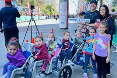 Pais de 7 filhos: casal ignora conselho médico para abortar e hoje dá lição