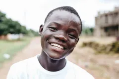 Menino salvo do tráfico infantil por ONG cristã, ajudou a libertar outras crianças