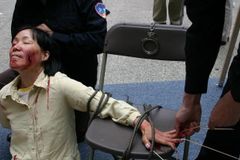 Vítimas de torturas brutais, cristãos denunciam prática em prisões da China