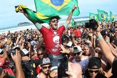 "Preciso agradecer primeiro a Deus", diz Filipe Toledo, campeão do 'Rio Pro' (Surfe)