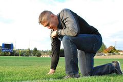 Após 6 anos, treinador demitido por orar em campo vence na Suprema Corte dos EUA