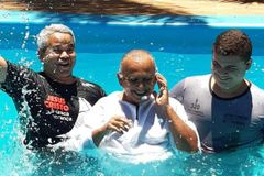 Motorista sobrevive a acidente e decide ser batizado: "Outra chance"