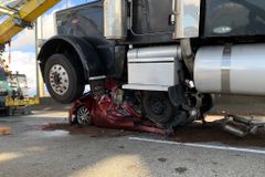 Mulher tem apenas ferimentos leves após carro ser esmagado por caminhão: "Um milagre"