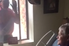 Covid-19: separados por um janela, homem canta louvor para a esposa doente | Notícias Gospel