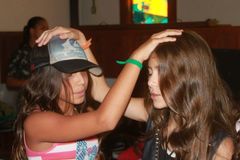 Crianças que possuem hábitos religiosos são mais felizes, aponta estudo