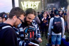 Evangelistas entregam 1.000 Bíblias em festival de heavy metal na França