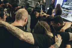 Guitarrista do Korn evangeliza fãs da banda em show no Brasil: "Deus é real"