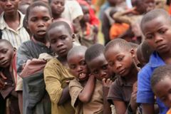 Feiticeiros sacrificam crianças para obter riquezas em meio à seca, em Uganda