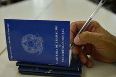 Desemprego cai para 9,8% em maio e é a menor no trimestre desde 2015