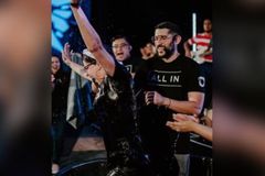 Pastor batiza sua irmã após 15 anos orando por sua conversão