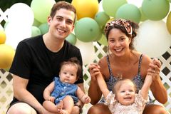 Mãe de 23 anos é morta por bala perdida enquanto lia a Bíblia para seu bebê