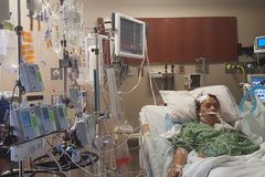 Homem com hemorragia cerebral sobrevive pelas orações da esposa: "Clamei por um milagre"