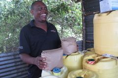 Evangelista no Quênia usa fabricação de sabão para falar de Jesus a muçulmanos