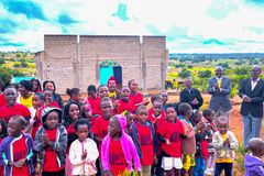 Igreja debaixo de árvore multiplica na África e constrói templo: "Resposta de Deus"