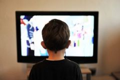 Crianças são expostas a diálogos sobre sexo em 81% dos programas