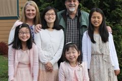 “Deus nos alcançou e decidimos adotar", diz a mãe de quatro crianças com deficiência | Notícias Gospel