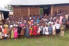 Brasileiros apoiam pastor de Uganda que montou orfanato vendendo galinhas