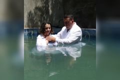 Filha recebe Jesus após sua mãe ser curada do câncer: ‘Deus me deu paz e alegria’