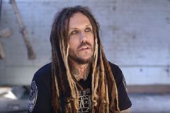 Guitarrista do Korn ora pelos fãs depois de cada show, diz produtor