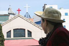 Pastor na China usa tecnologia para driblar vigilância do governo e fazer cultos