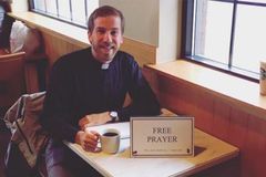 Pastor oferece orações em cafeterias toda quinta-feira