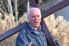 Homem carrega cruz pelo mundo há quase 50 anos para evangelizar: "É tudo por Jesus"