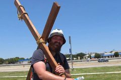 Homem carrega cruz de madeira e prega o Evangelho por rodovias: "Deus me chamou"
