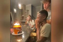 "Bolo de bênção": Menino adotado chora ao ter sua primeira festa de aniversário